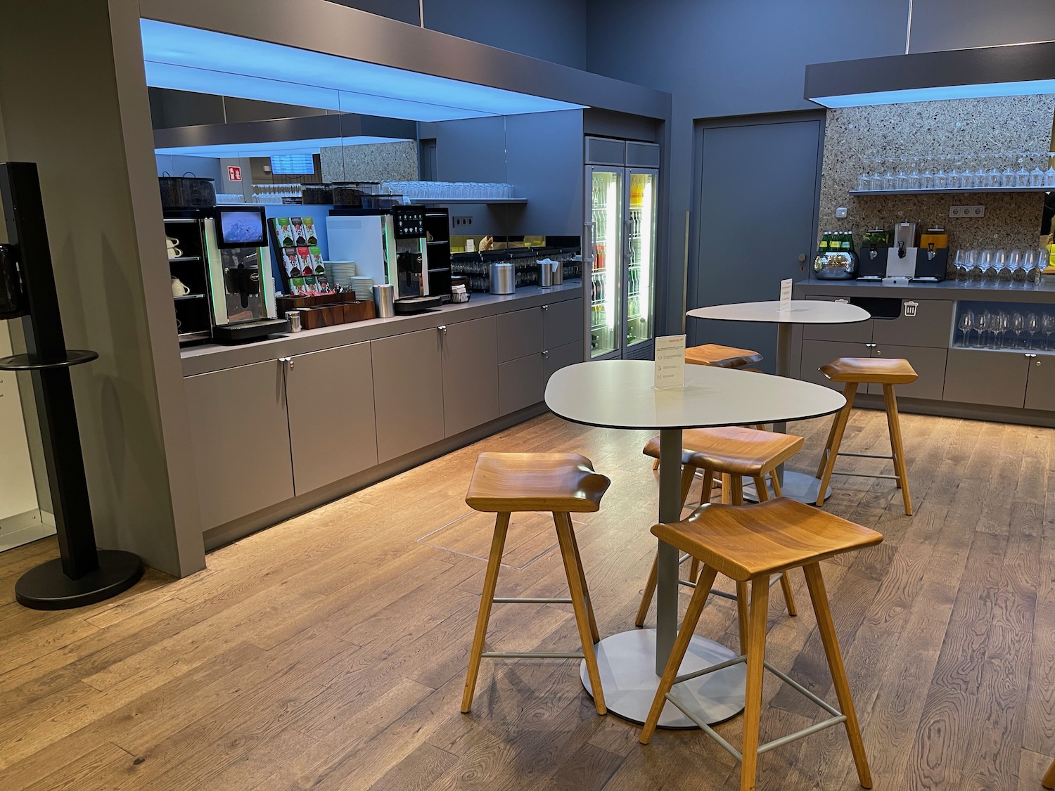 Review: Austrian Business Lounge (Schengen) Vienna &#8211; (VIE) &#8211; Live and Let&#039;s Fly Austrian Airlines Business Lounge Vienna Review 30