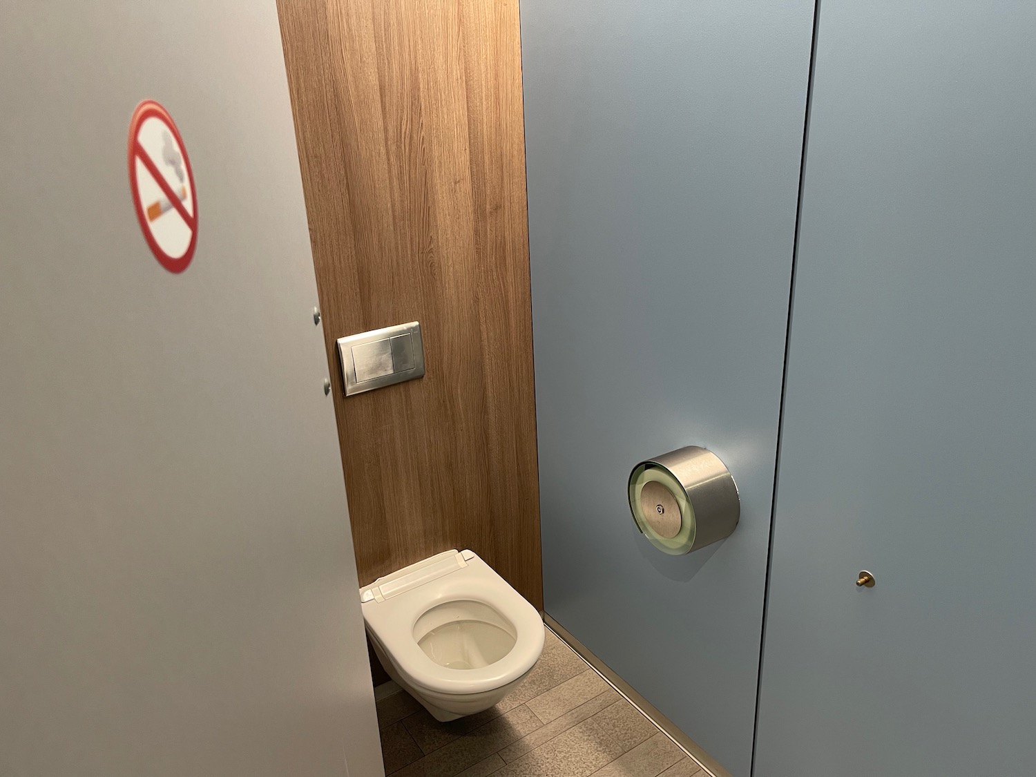 Review: Austrian Business Lounge (Schengen) Vienna &#8211; (VIE) &#8211; Live and Let&#039;s Fly Austrian Airlines Business Lounge Vienna Review 36