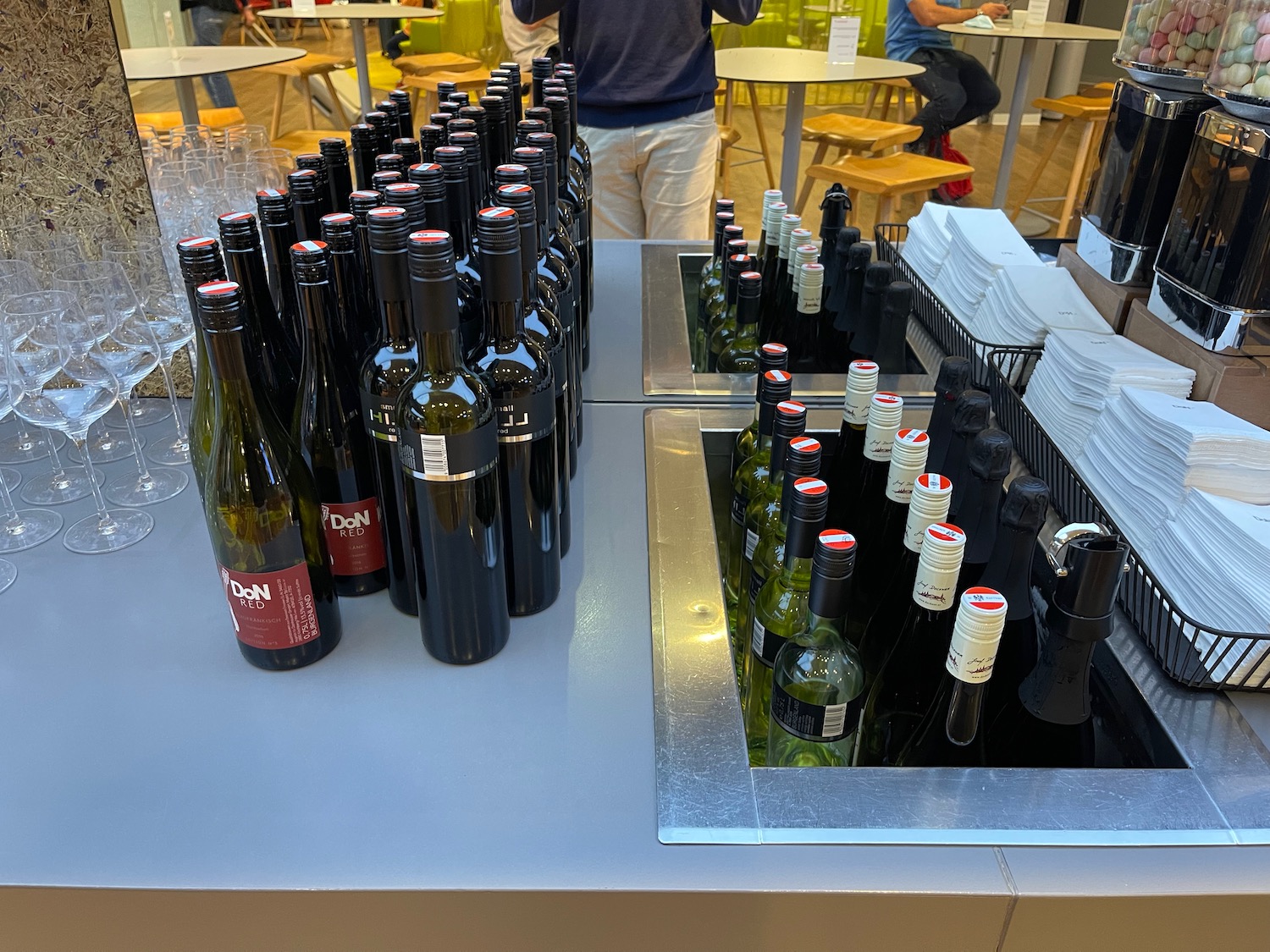 Review: Austrian Business Lounge (Schengen) Vienna &#8211; (VIE) &#8211; Live and Let&#039;s Fly Austrian Airlines Business Lounge Vienna Review 4