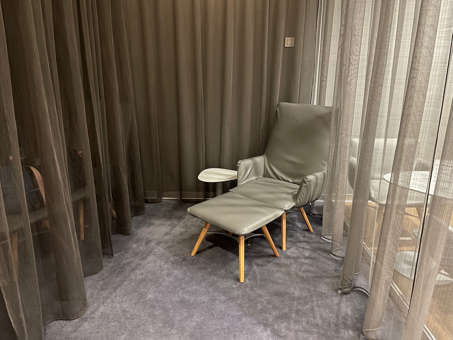 Review: Austrian Business Lounge (Schengen) Vienna &#8211; (VIE) &#8211; Live and Let&#039;s Fly Austrian Airlines Business Lounge Vienna Review 8