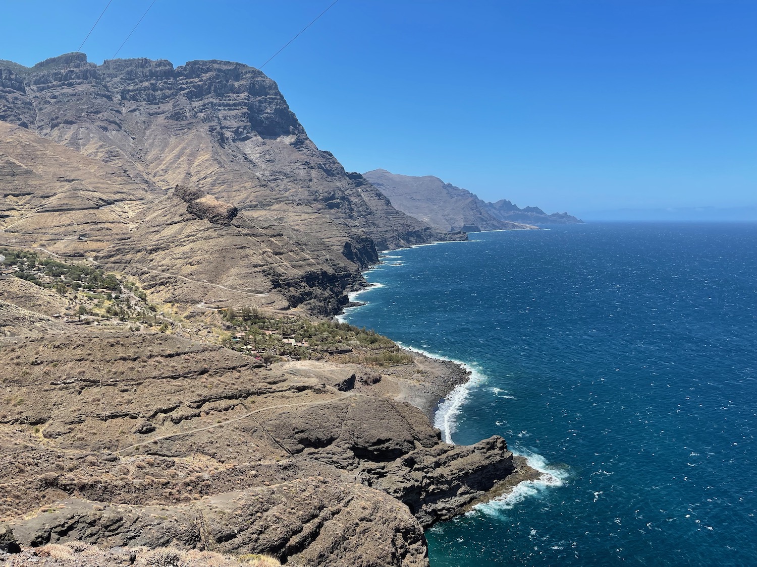 a rocky cliffs and blue water