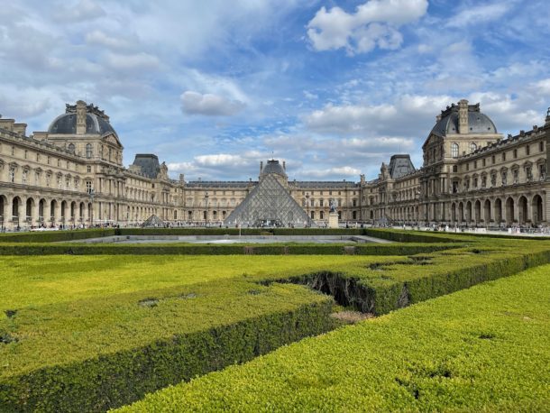 louvre museum essay in french