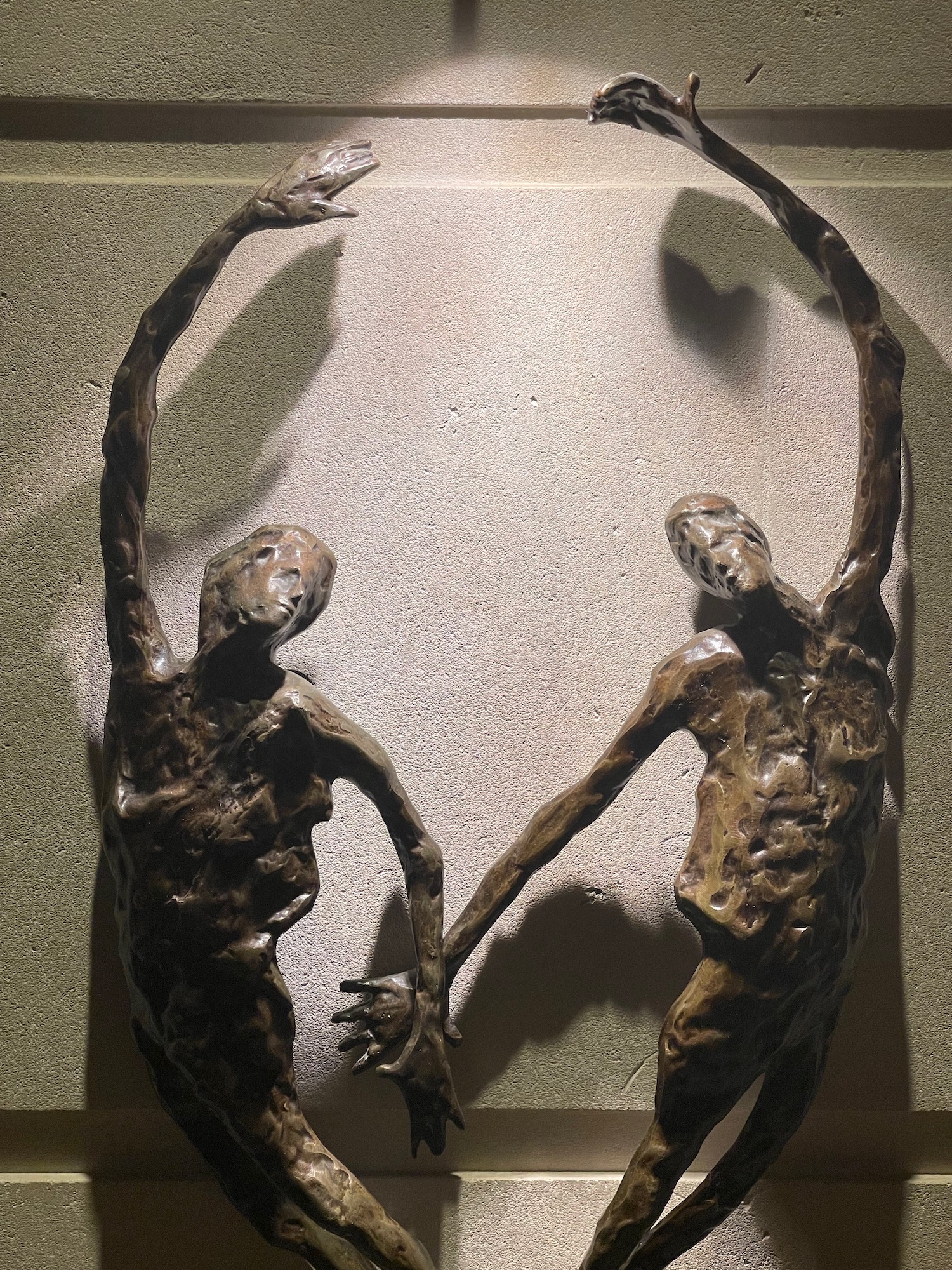 a statue of two people holding hands