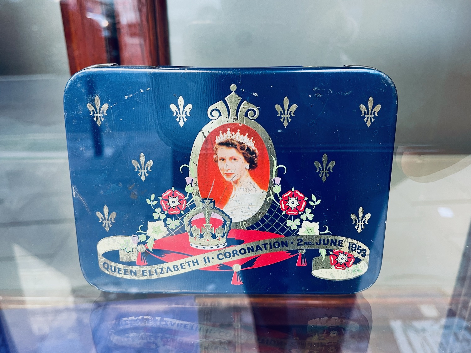 a blue tin with a picture of a queen