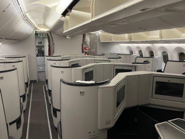 Comically Bad: Avianca 787 Business Class - Live and Let's Fly