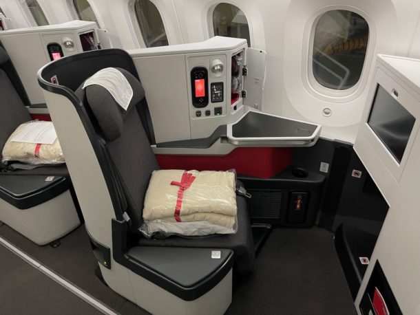 Comically Bad: Avianca 787 Business Class - Live and Let's Fly