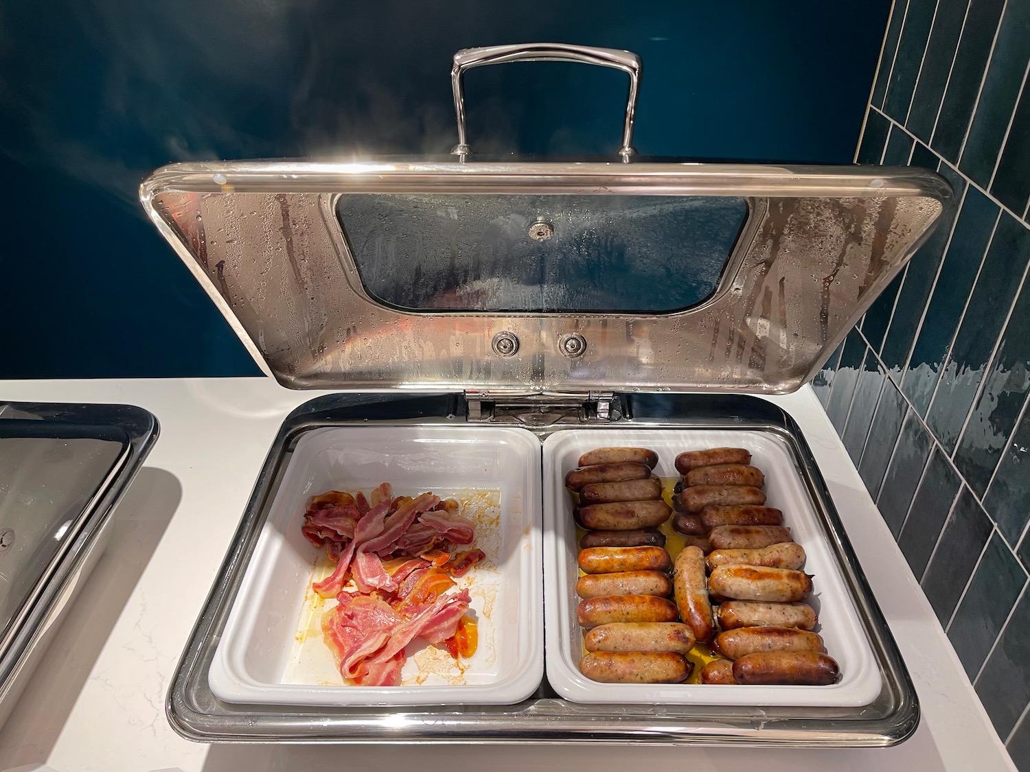 a tray of sausages and bacon