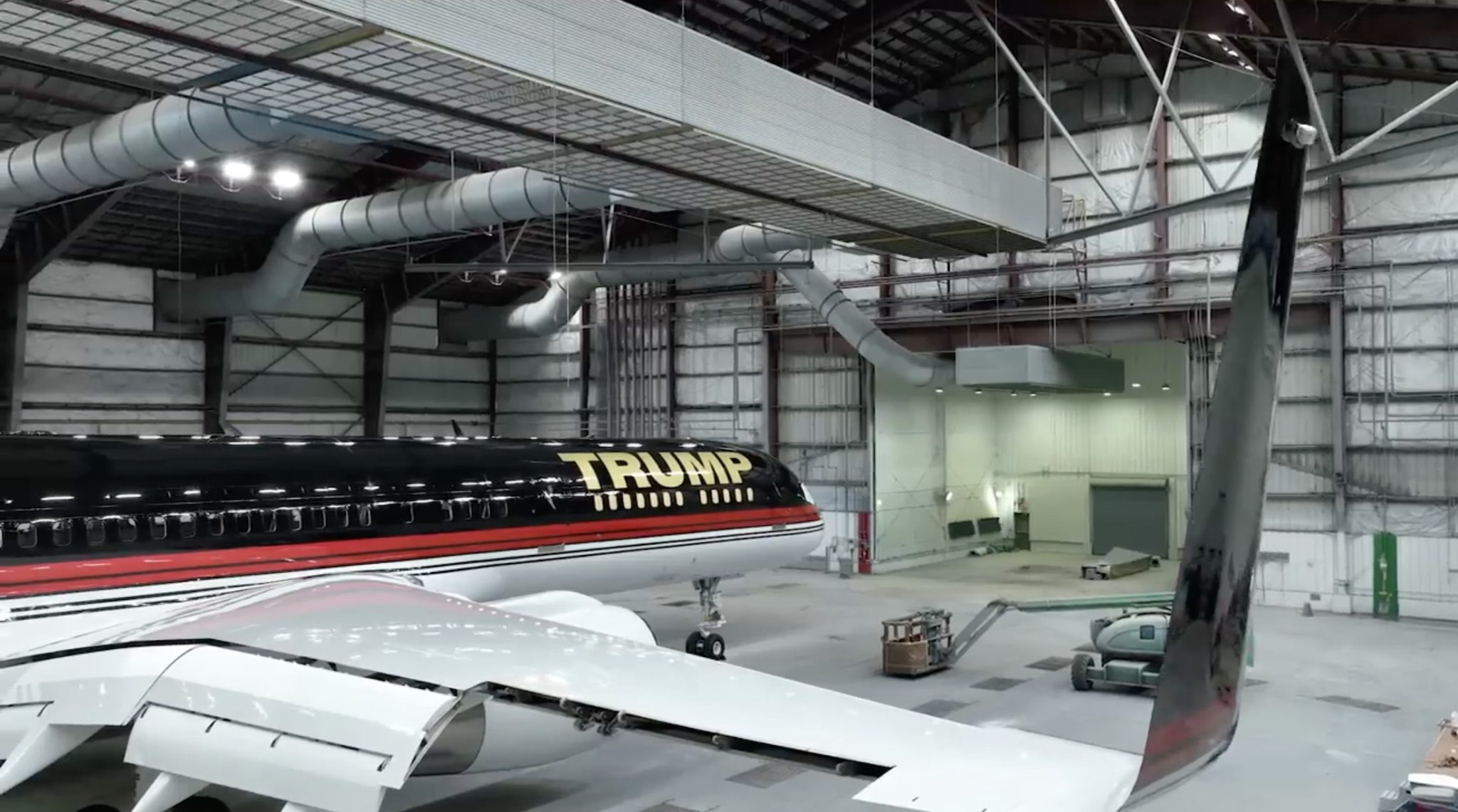 Donald Trump's 757 Has A New Paint Job - Live And Let's Fly