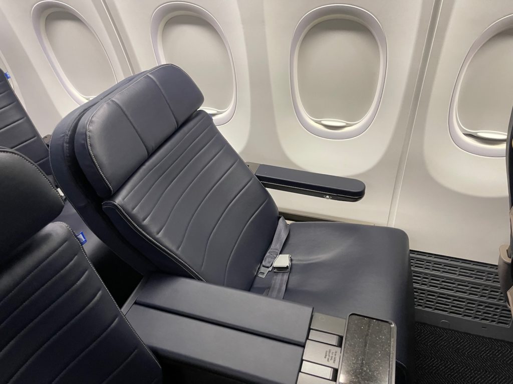 Review: United Airlines 737 MAX 9 First Class - Live and Let's Fly