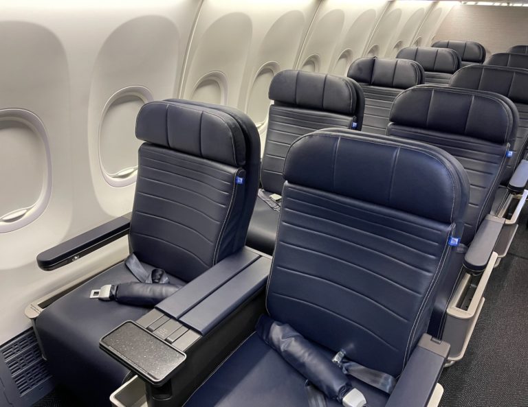 Review: United Airlines 737 MAX 9 First Class - Live and Let's Fly