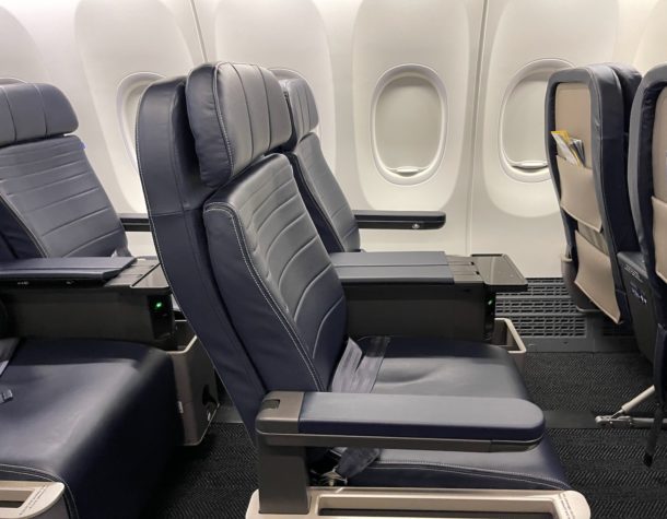 Review: United Airlines 737 MAX 9 First Class - Live and Let's Fly