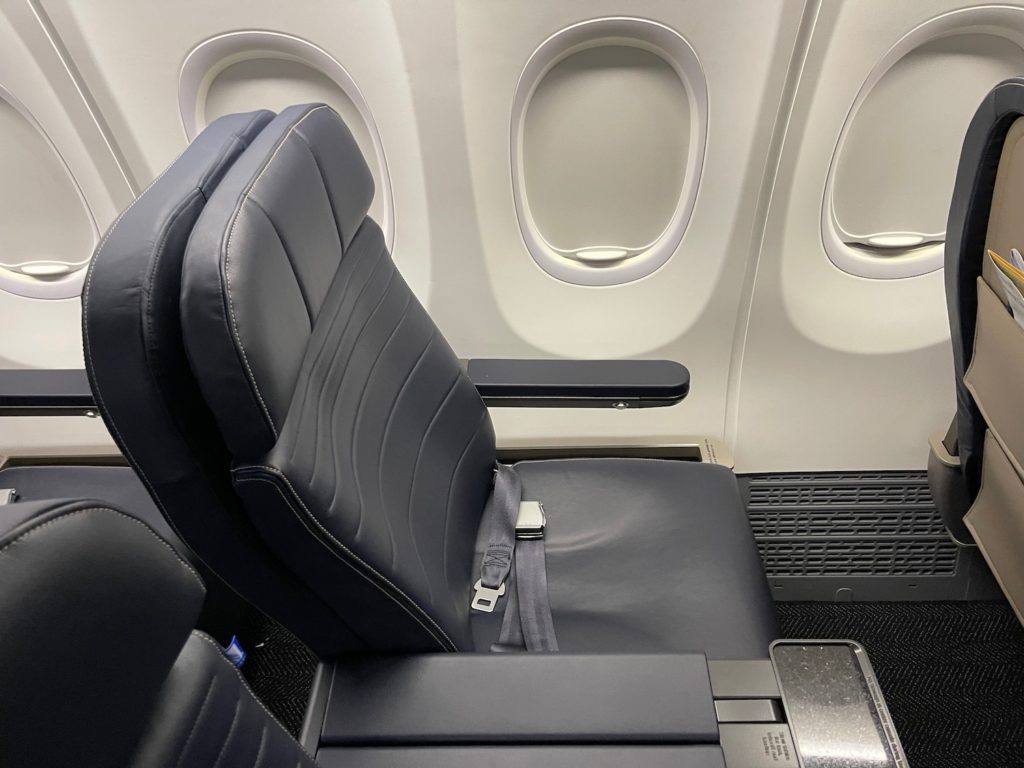 Review: United Airlines 737 MAX 9 First Class - Live and Let's Fly