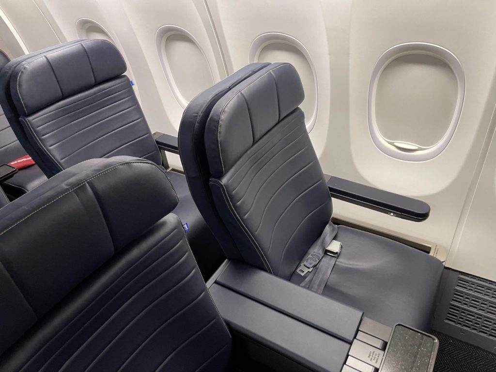 Review: United Airlines 737 MAX 9 First Class - Live and Let's Fly