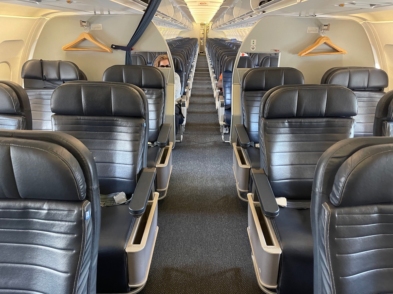 https://liveandletsfly.com/wp-content/uploads/2022/07/United-Airlines-A320-First-Class-Review-16.jpeg