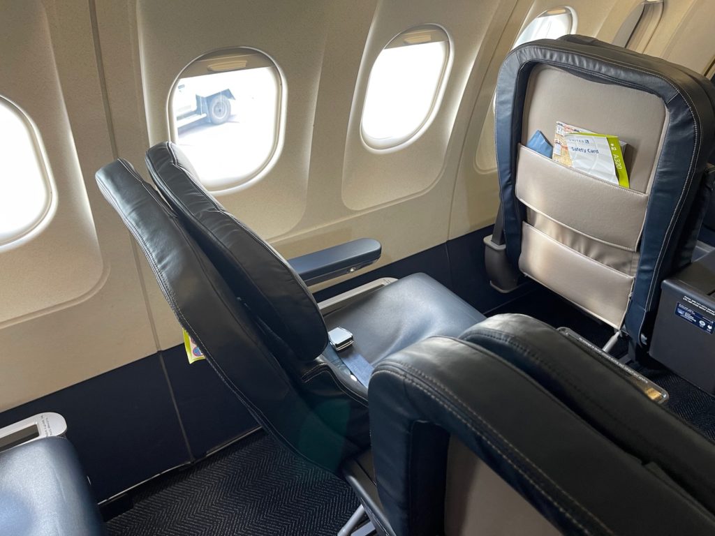 Review: United Airlines A320 First Class - Live and Let's Fly