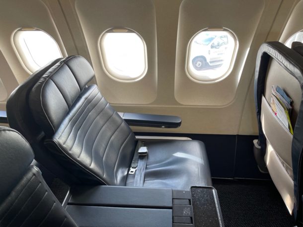 Review: United Airlines A320 First Class - Live and Let's Fly