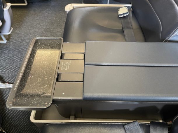 Review: United Airlines A320 First Class - Live and Let's Fly