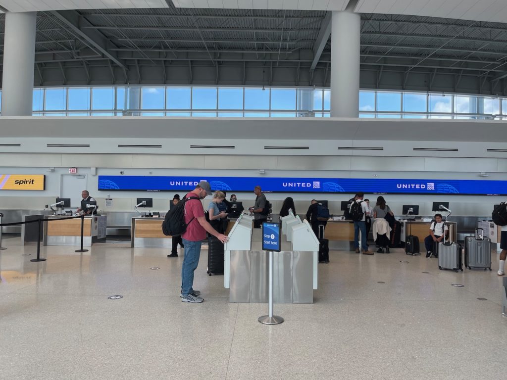 Review: United Airlines A320 First Class - Live And Let's Fly