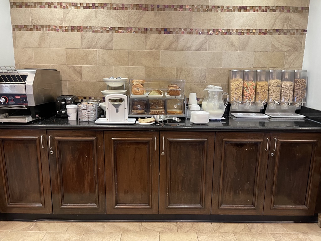 Hyatt House Sterling Dulles Airport-North breakfast bar