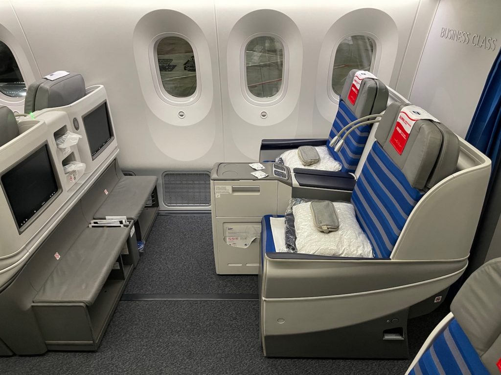 Review: LOT Polish 787-9 Business Class Krakow - Chicago - Live and Let ...