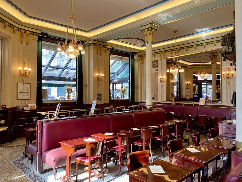 Les Deux Magots interior