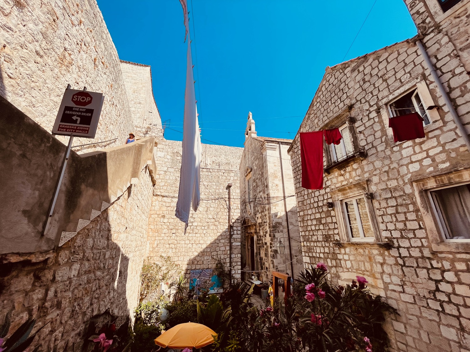 a stone buildings with laundry out of the clothesline