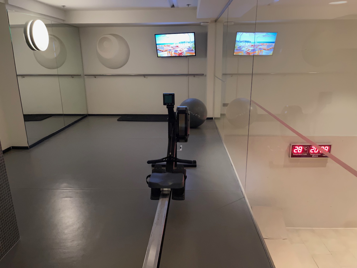 a exercise machine in a room