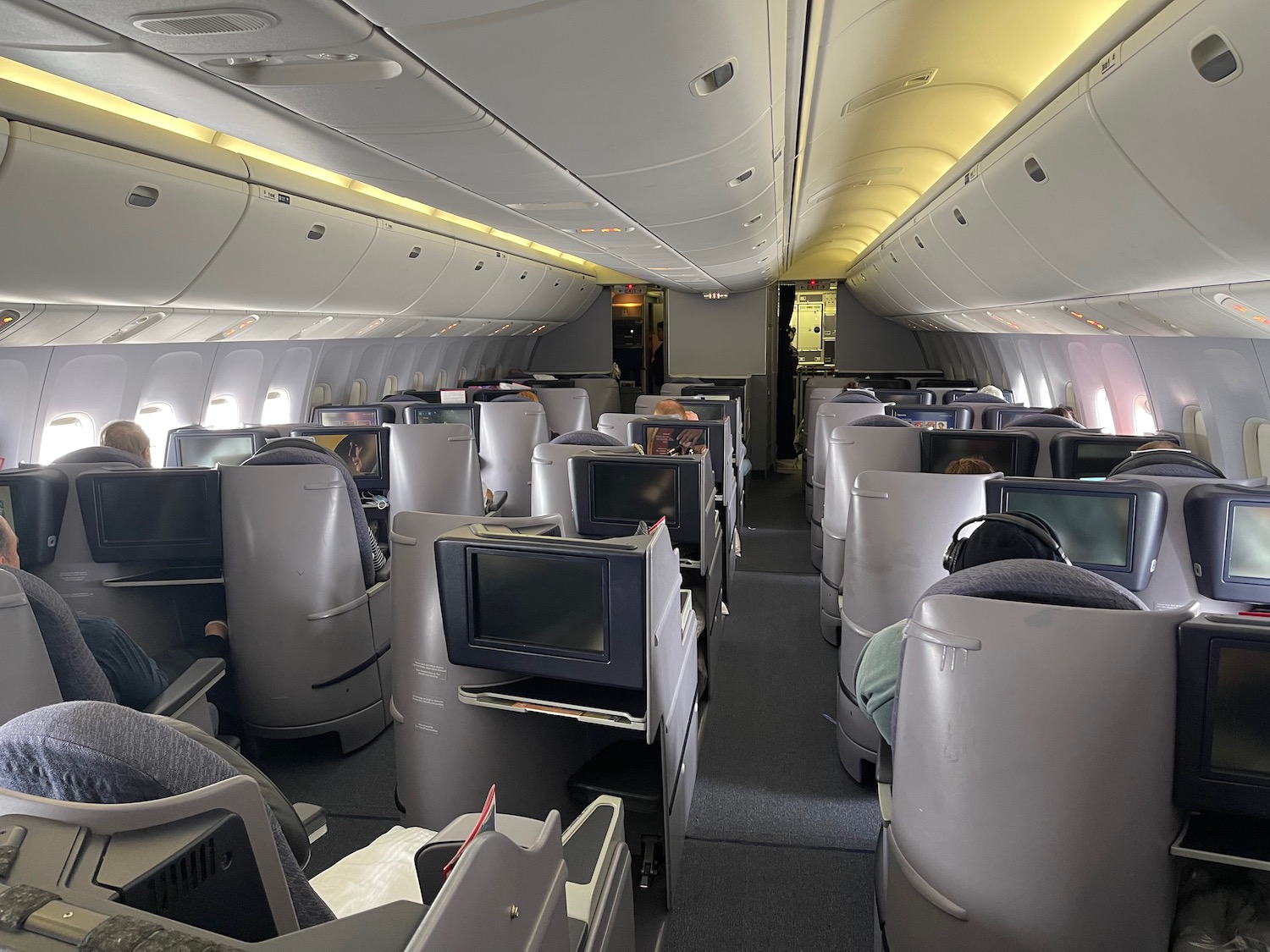 Review: United Airlines 767-400 Business Class Newark - Honolulu - Live and  Let's Fly