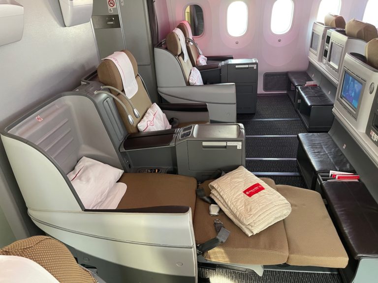 Review: Kenya Airways 787-8 Business Class Nairobi - New York - Live ...