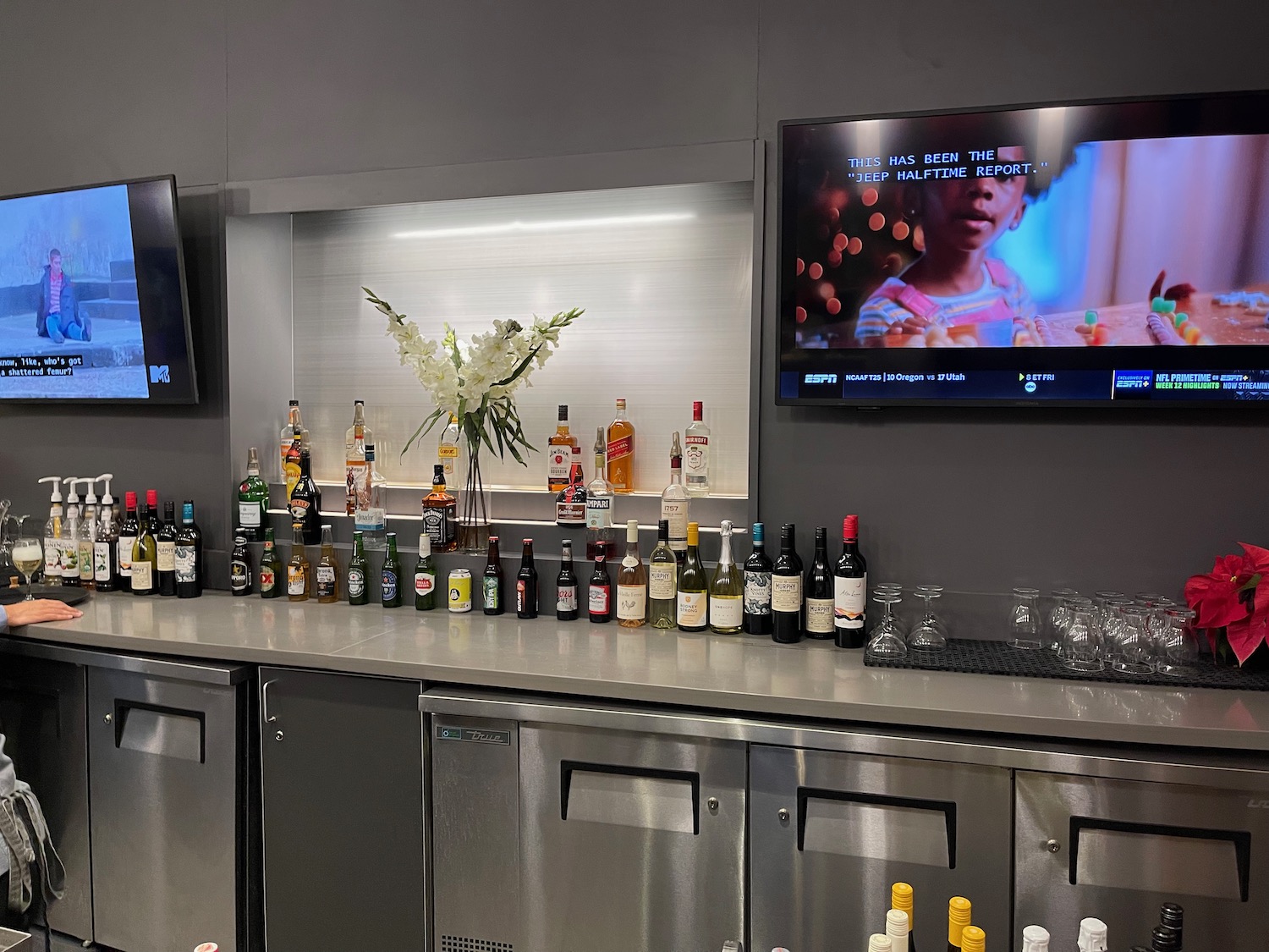 Review: The Club LAS (Las Vegas Terminal 3) - Live and Let's Fly