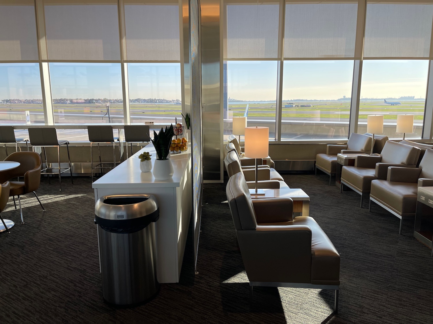 Review: United Club Boston (BOS) - Live and Let's Fly