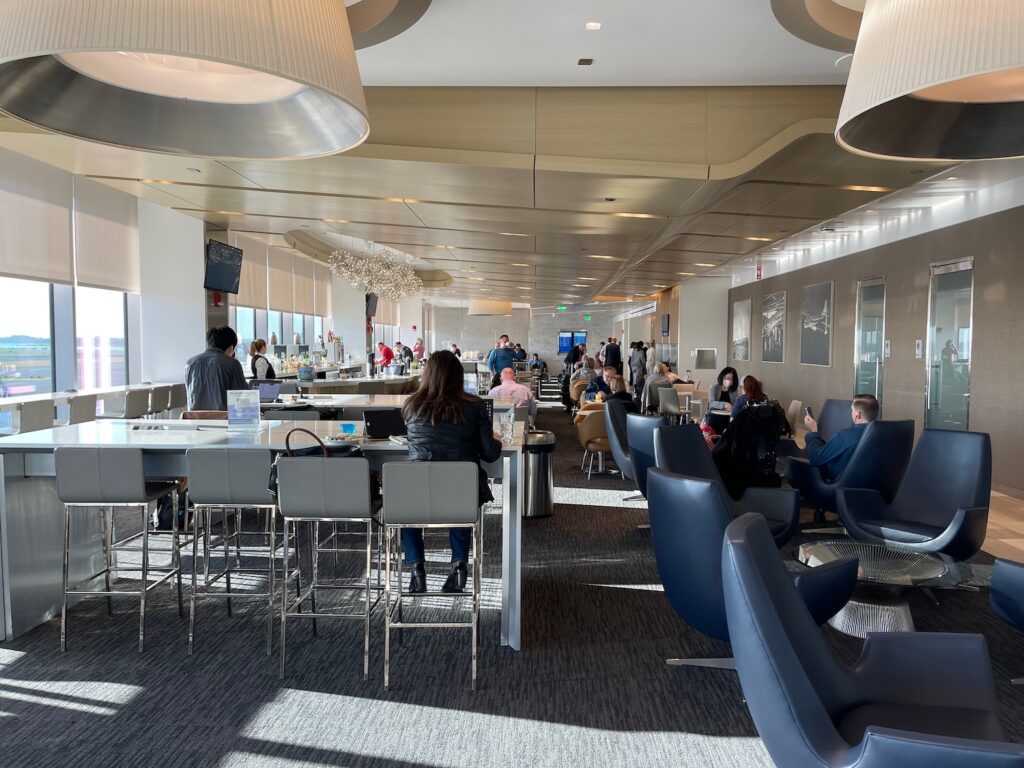 Review United Club Boston (BOS) Live and Let's Fly