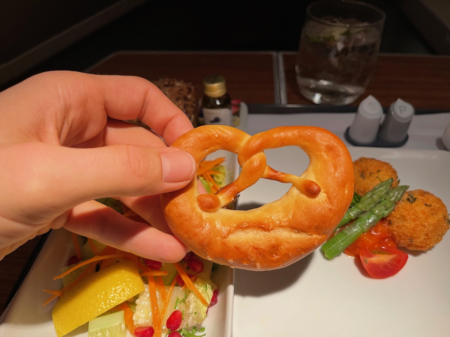 a hand holding a pretzel