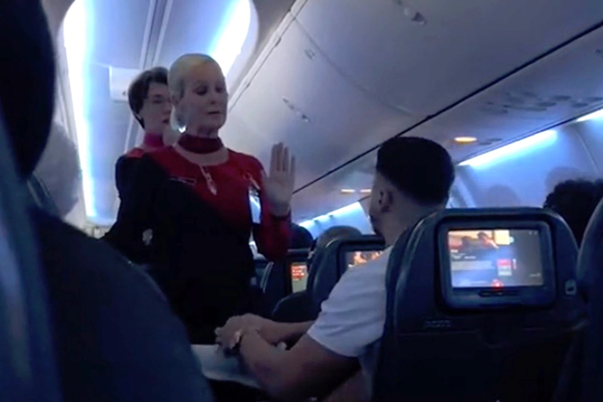 man-screams-at-qantas-flight-attendants-tell-security-to-come-and