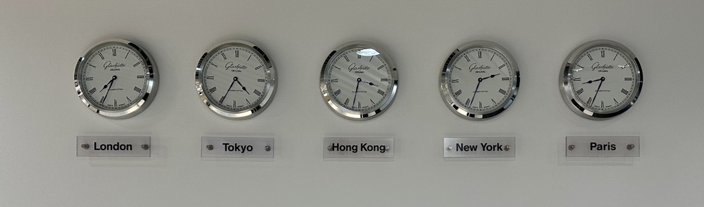 CDG star alliance lounge clocks