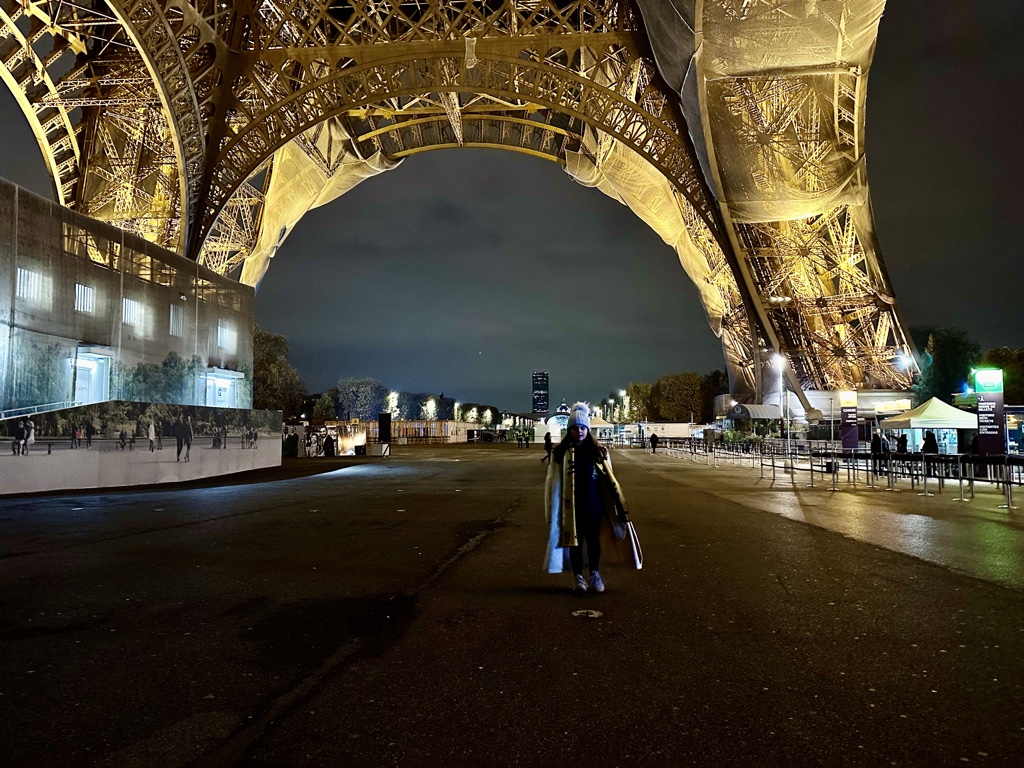 Eiffel tower tickets empty before close