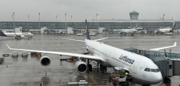 Lufthansa business class falling apart A340-600