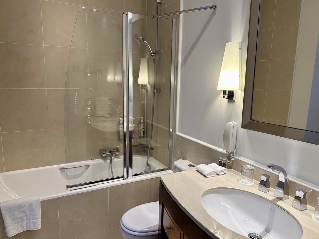 Renaissance Vendome Hotel Paris bathroom standard