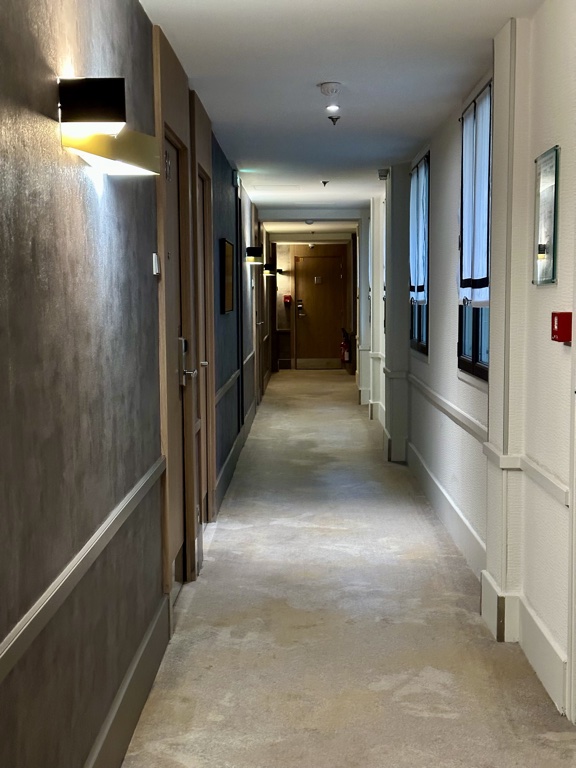 https://liveandletsfly.com/wp-content/uploads/2022/12/Renaissance-Vendome-Hotel-Paris-hallway.jpg