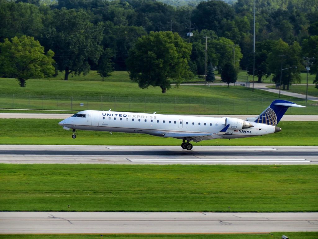 How Will United Airlines Add CRJ900 To Fleet Without Violating Pilot