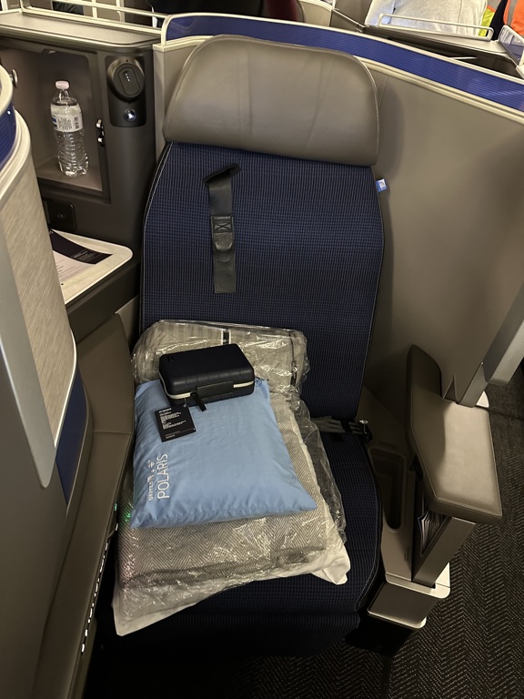 United Polaris lie-flat bedding