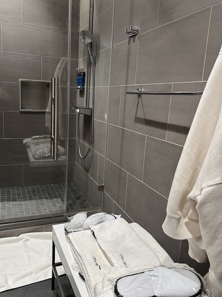 United Polaris lounge shower