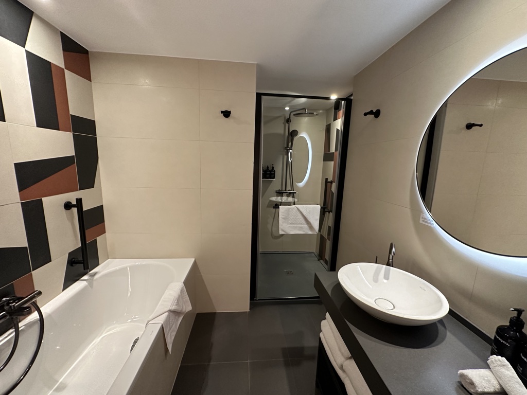 canopy by Hilton Paris Trocadero suite bathroom