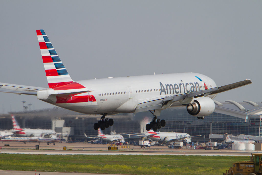 American Airlines 777 Nearly Collides With Delta Air Lines 737 - How ...