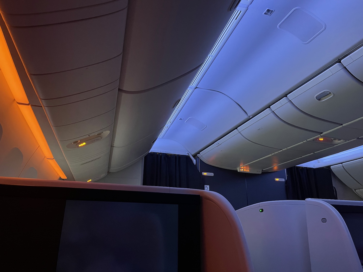 https://liveandletsfly.com/wp-content/uploads/2023/01/JAL-777-300ER-First-Class-Review-LAX-NRT-121.jpeg