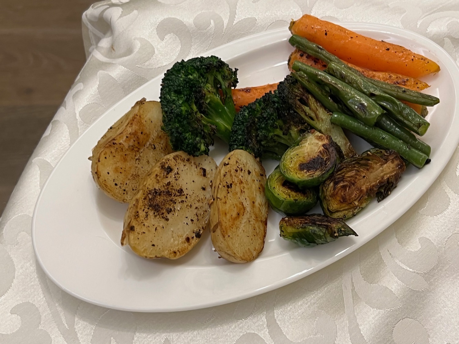 a plate of vegetables on a table