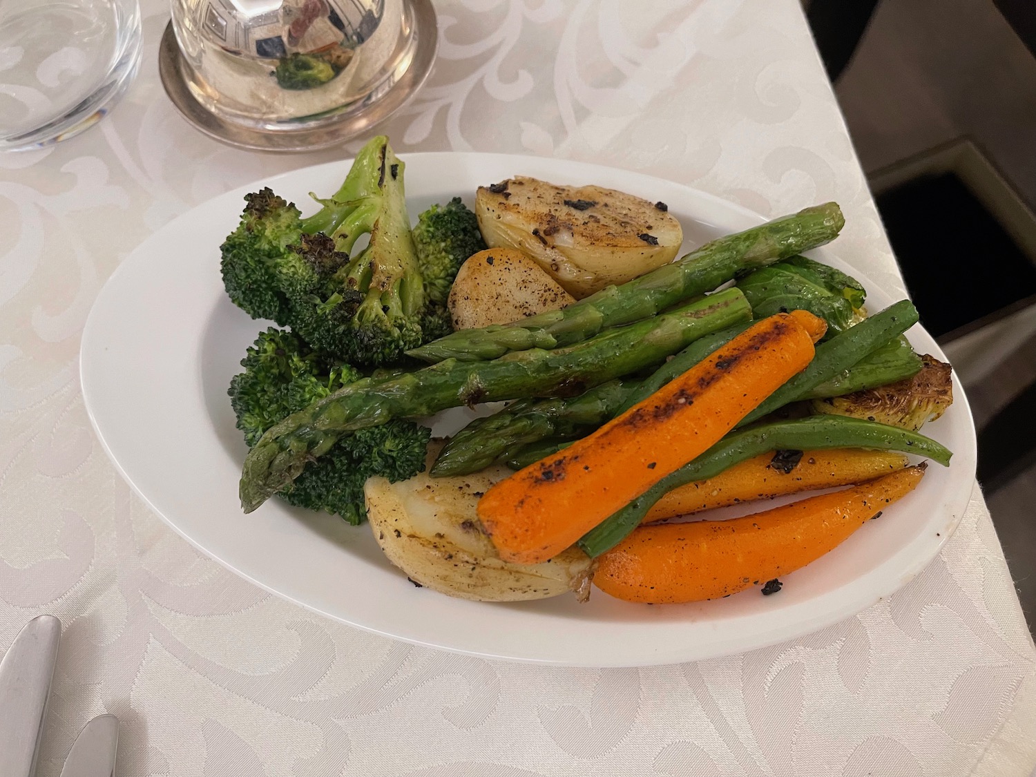 a plate of vegetables on a table