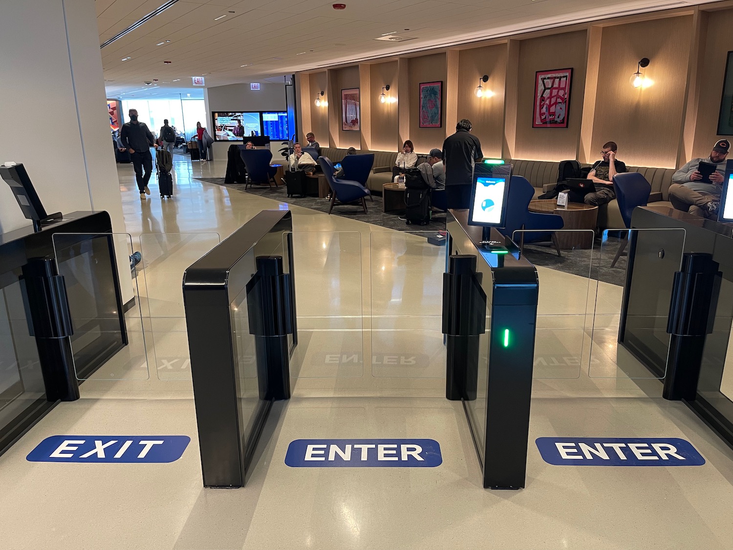 ORD: United Airlines United Club (Gate B6) Reviews & Photos