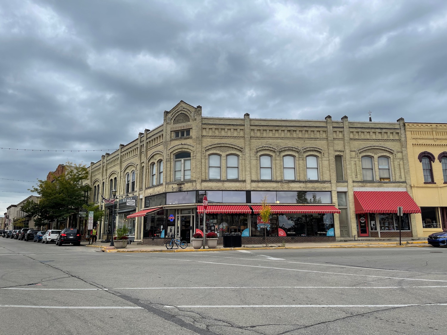 a building with many windows and awnings on the side of the street