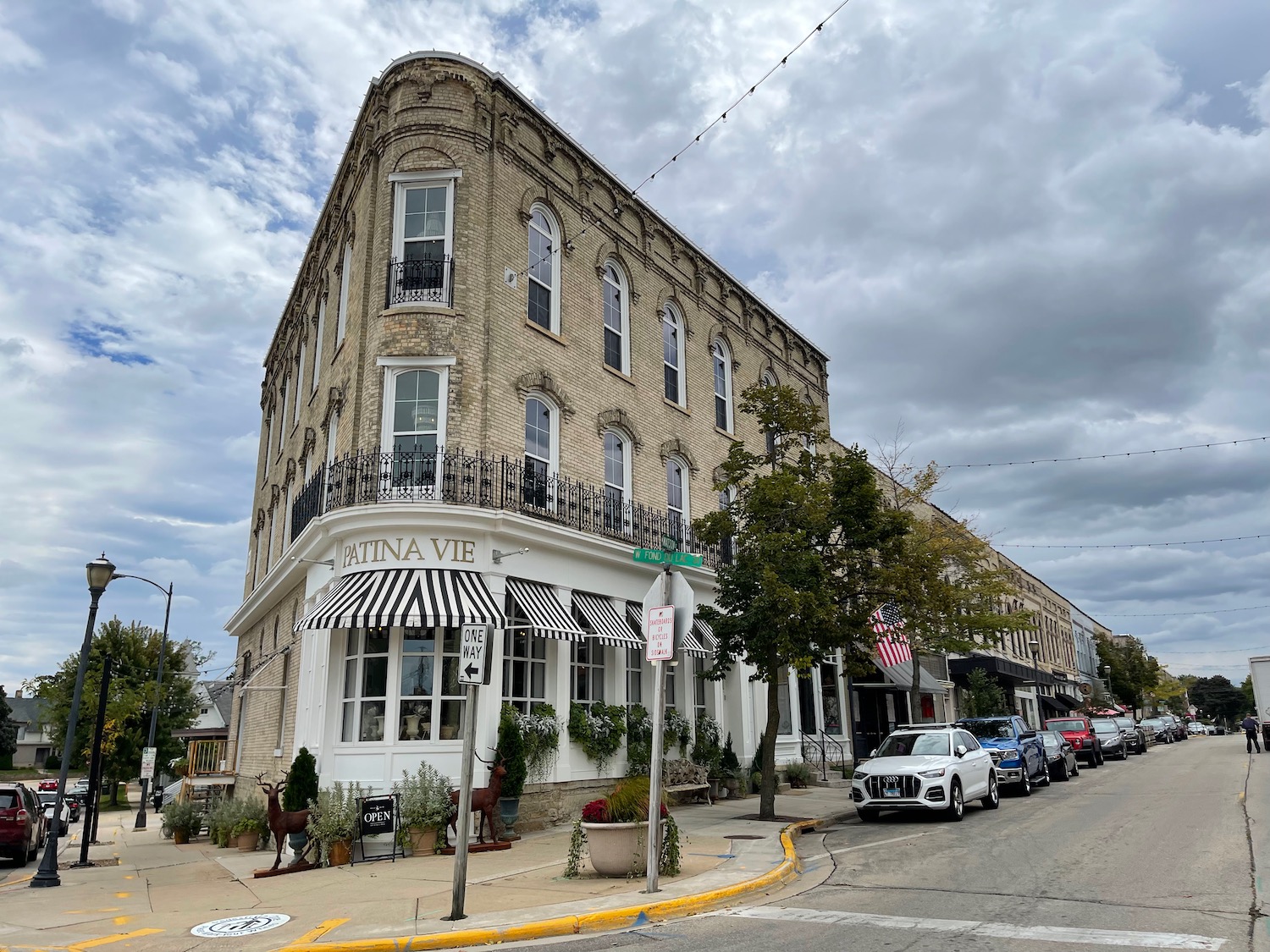 a building with a corner on the corner of the street